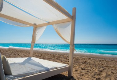 Yunanistan sahilde beyaz gölgelik