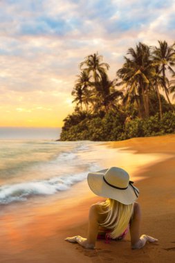 Sakin okyanus doğa sırasında kadının açık havada tatil seyahat. 