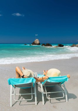 Lefkada Yunanistan 'da plajda güneşlenen çift