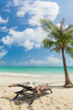  Genç kadın güneşli Tropik Cennet Adası şezlong üzerinde rahatlatıcı