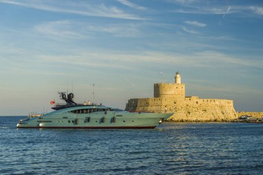 Agios Nikolaos Kalesi Rodos Yunanistan alacakaranlıkta Mandraki Limanı