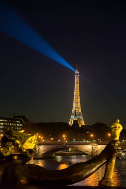 Paris - 5 Aralık 2016: Geceleri Eyfel Kulesi. Fransa'nın en çok ziyaret edilen anıt Eiffel Kulesi değil.