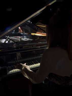 İki kadın piyanist grand konser piyanoda gerçekleştirme