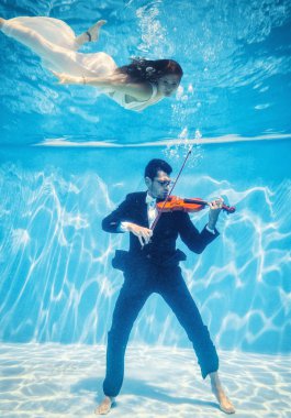 Çevresinde Yüzme muse ile sualtı oynarken kemancı