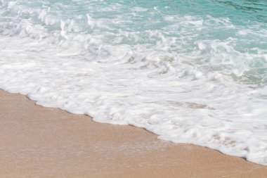 Kumlu sahilde denizin yumuşak dalgası
