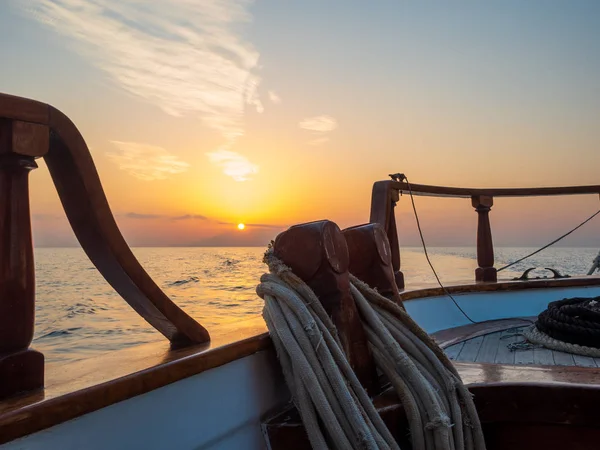 Zachód Słońca Pokładzie Jachtu Podczas Lotu Cykladach Grecji — Zdjęcie stockowe