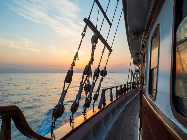 Zonsondergang Het Dek Van Zeilboot Terwijl Cruisen Cycladen Griekenland — Stockfoto