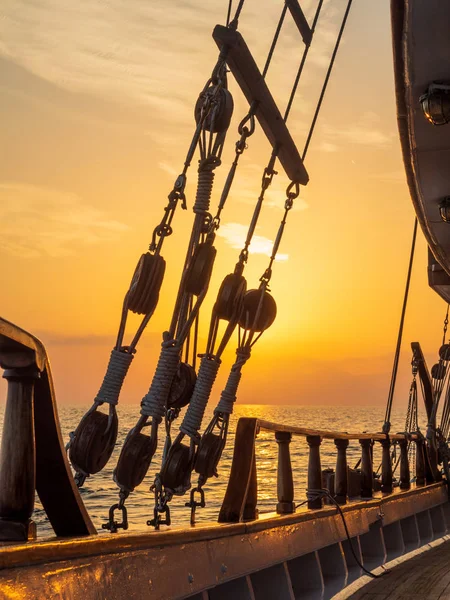 Zonsondergang Het Dek Van Zeilboot Terwijl Cruisen Cycladen Griekenland — Stockfoto