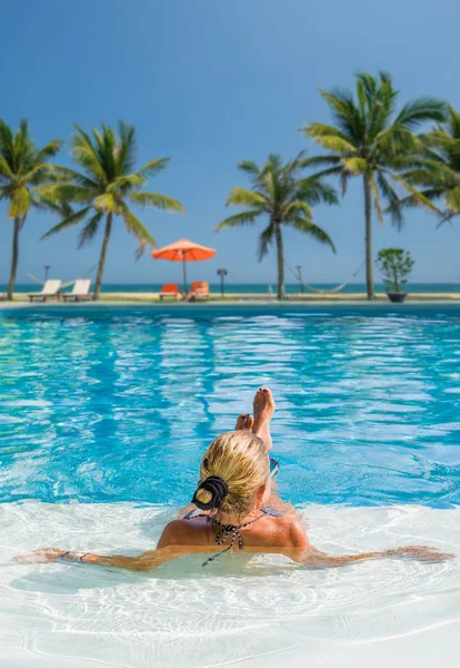 Mooie Vrouw Ontspannen Een Zwembad Zomer Resort — Stockfoto