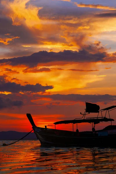 Praia Rawai Com Andaman Barco Cauda Longa Sul Tailândia Flutuando — Fotografia de Stock