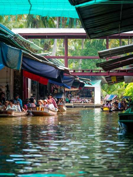 泰国达姆诺恩萨德瓦克水上市场 2018年4月12日 这是泰国的一个浮动市场 然后在泰国达丹诺恩萨德亚克的浮动市场有一个伟大的之旅 — 图库照片