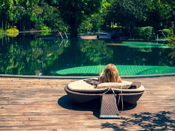 Mooie Vrouw Zitten Bij Het Zwembad Het Turquoise Water Het — Stockfoto