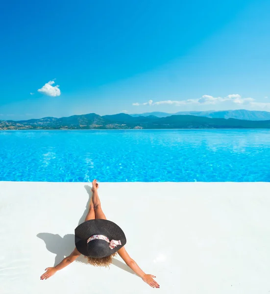 Žena Těší Relaxaci Bazénu Při Pohledu Pohled Santorini Řecko — Stock fotografie