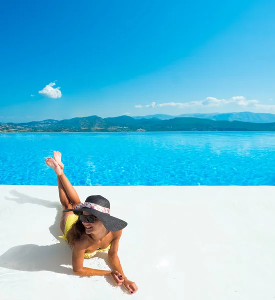 女性はプールでリラックスを楽しみ サントリーニ島ギリシャの景色を見て — ストック写真