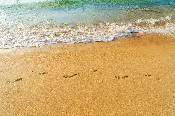 Strand Reizen Vrouw Ontspannen Lopen Zand Strand Verlaten Voetafdrukken Het — Stockfoto