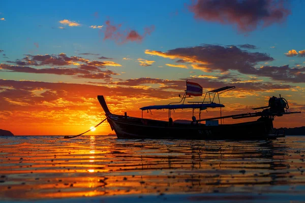 プーケットの太陽の輝きのように澄んだ海水に浮かぶタイの南部ラワイ ビーチ アンダマンの長い尾を持つボート — ストック写真