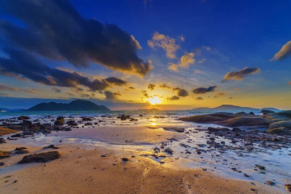 Красивих Квітів Хмари Небо Сходом Сонця Пляжі Rawai Пхукет Таїланд — стокове фото