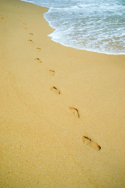 Strandreisen Frau Entspannt Sandstrand Spazieren Gehen Und Spuren Sand Hinterlassen — Stockfoto