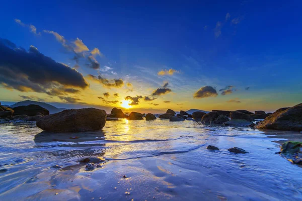 Gyönyörű Színek Felhők Alatt Napkelte Rawai Beach Phuket Thaiföld — Stock Fotó