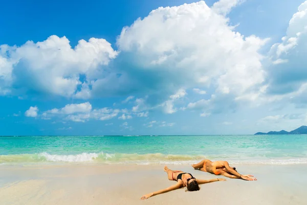 女性の日焼け 熱帯のビーチでの冬の休暇 — ストック写真