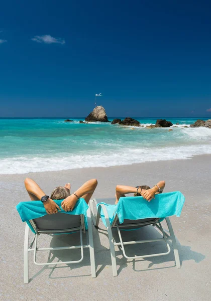 Coppia Lettini Relax Spiaggia Lefkada Grecia — Foto Stock