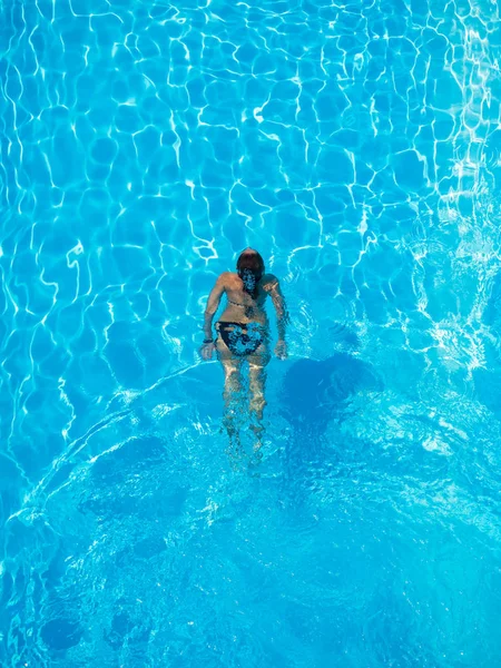 Bovenaanzicht Van Een Vrouw Die Zwemmen Het Zwembad — Stockfoto