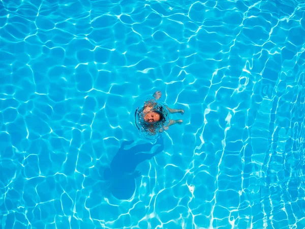 Vista Superior Uma Mulher Nadando Piscina — Fotografia de Stock