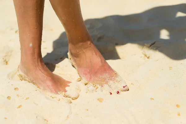 ビーチ旅行 砂浜の上を歩く女性 — ストック写真