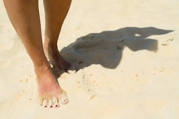 Beach Travel Woman Walking Sandy Beach — Stock Photo, Image