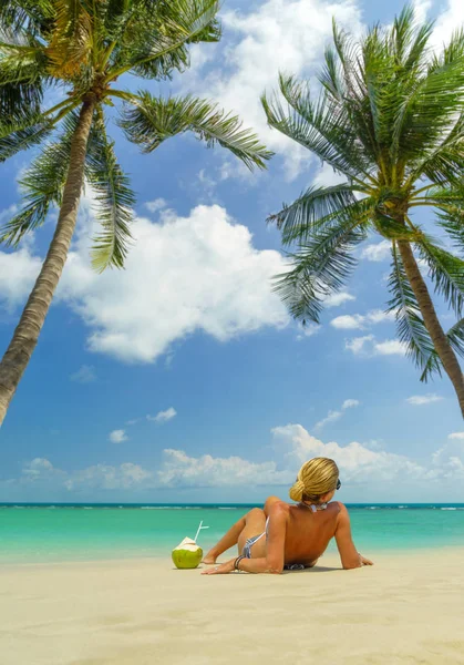 Mulher Bonito Relaxar Praia Verão Sob Coqueiro Resort Tropical — Fotografia de Stock