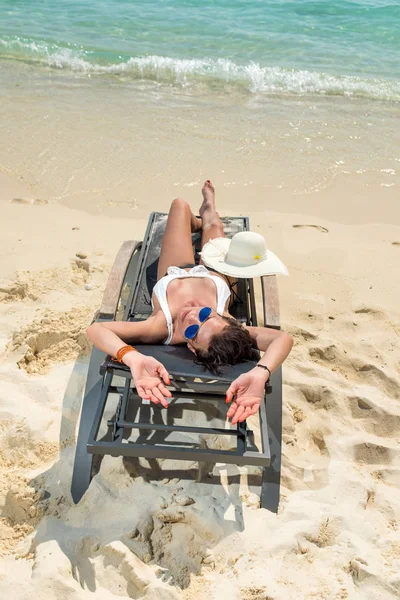 Junge Frau Entspannt Sich Auf Sonnenliege Auf Sonniger Tropischer Paradiesinsel — Stockfoto