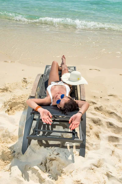 Young Woman Relaxing Sunbed Sunny Tropical Paradise Island — Stock Photo, Image