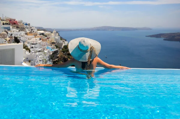 Mulher Desfrutando Relaxamento Piscina Olhando Para Vista Santorini Grécia — Fotografia de Stock