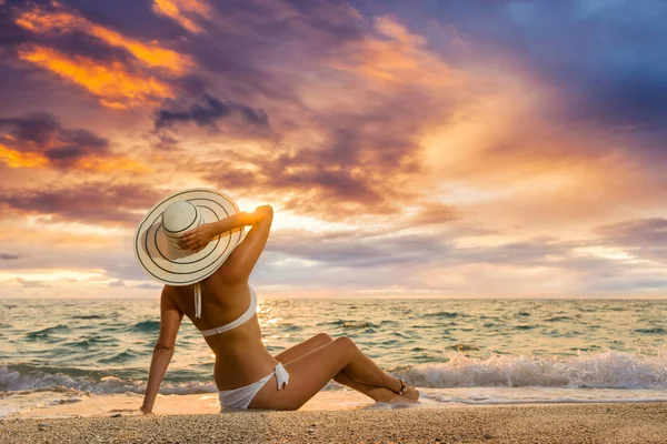 Femme Maillot Bain Posant Sur Plage Coucher Soleil — Photo