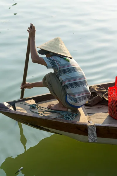 Hoi Vietnam Février 2017 Batelier Vieux Bateau Vietnamien National Descend — Photo