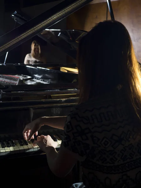 Две Женщины Пианистки Выступают Рояле — стоковое фото