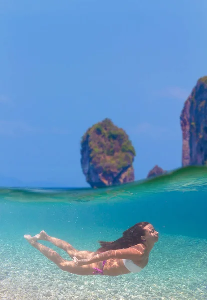 Split Fotoğraf Tropikal Suya Dalış Adlı Genç Bir Kadın — Stok fotoğraf