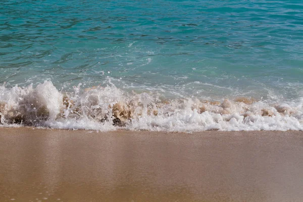 砂浜での海の波 — ストック写真