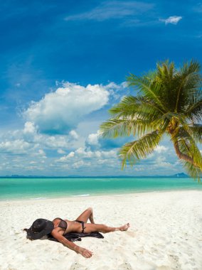 Tropik sahilde tatil günlerinde kadın