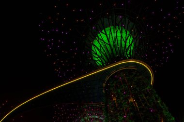 Singapur - 21 Nisan 2018: Singapur gece manzarası Gardens Bay tarafından. Supertree Grove Singapur mavi gökyüzü altında. Singapur Cityscape ve şehir manzarası.