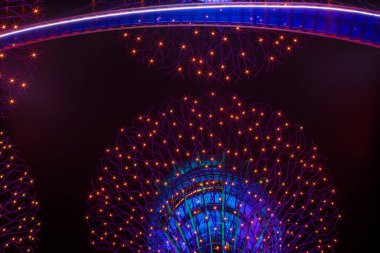 Singapur - 21 Nisan 2018: Singapur gece manzarası Gardens Bay tarafından. Supertree Grove Singapur mavi gökyüzü altında. Singapur Cityscape ve şehir manzarası.