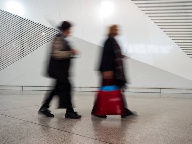 Havaalanında terminal yürüyüş gezginler