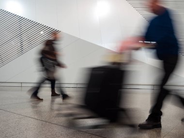 Havaalanında terminal yürüyüş gezginler