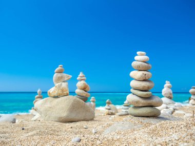 Sahilde taş yığını