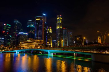 Singapore, Singapur - 22 Nisan 2018: Singapur şehir manzarası, Singapur ikonik yerlerinden olan, görünüm