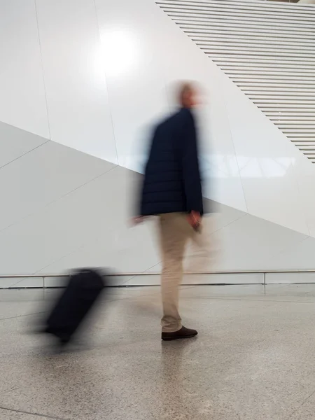 Viajeros Caminando Terminal Del Aeropuerto —  Fotos de Stock
