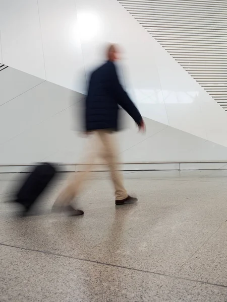 Viajeros Caminando Terminal Del Aeropuerto —  Fotos de Stock