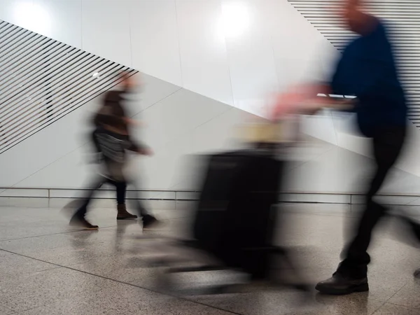 Viajantes Caminhando Terminal Aeroporto — Fotografia de Stock