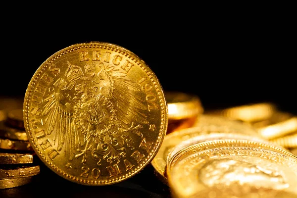 Prawdziwe Złote Monety Ciemnym Tle — Zdjęcie stockowe