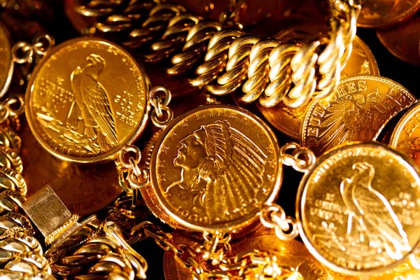 Echte Goldmünzen Auf Dunklem Hintergrund — Stockfoto